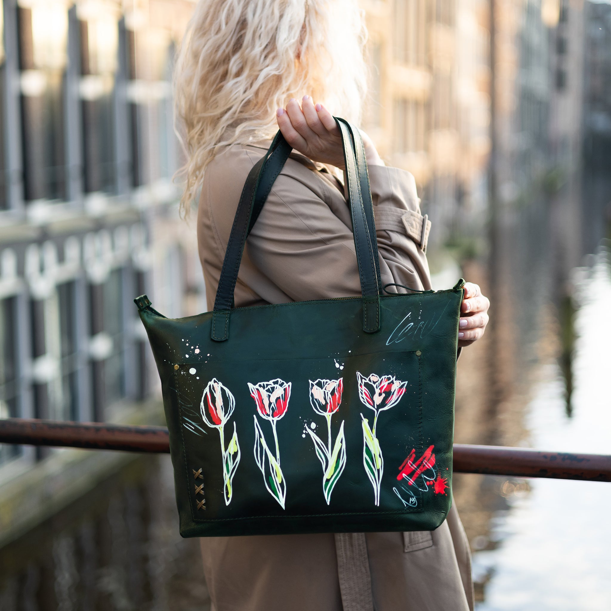 Leren tas - Essentials met een patroon van tulpen